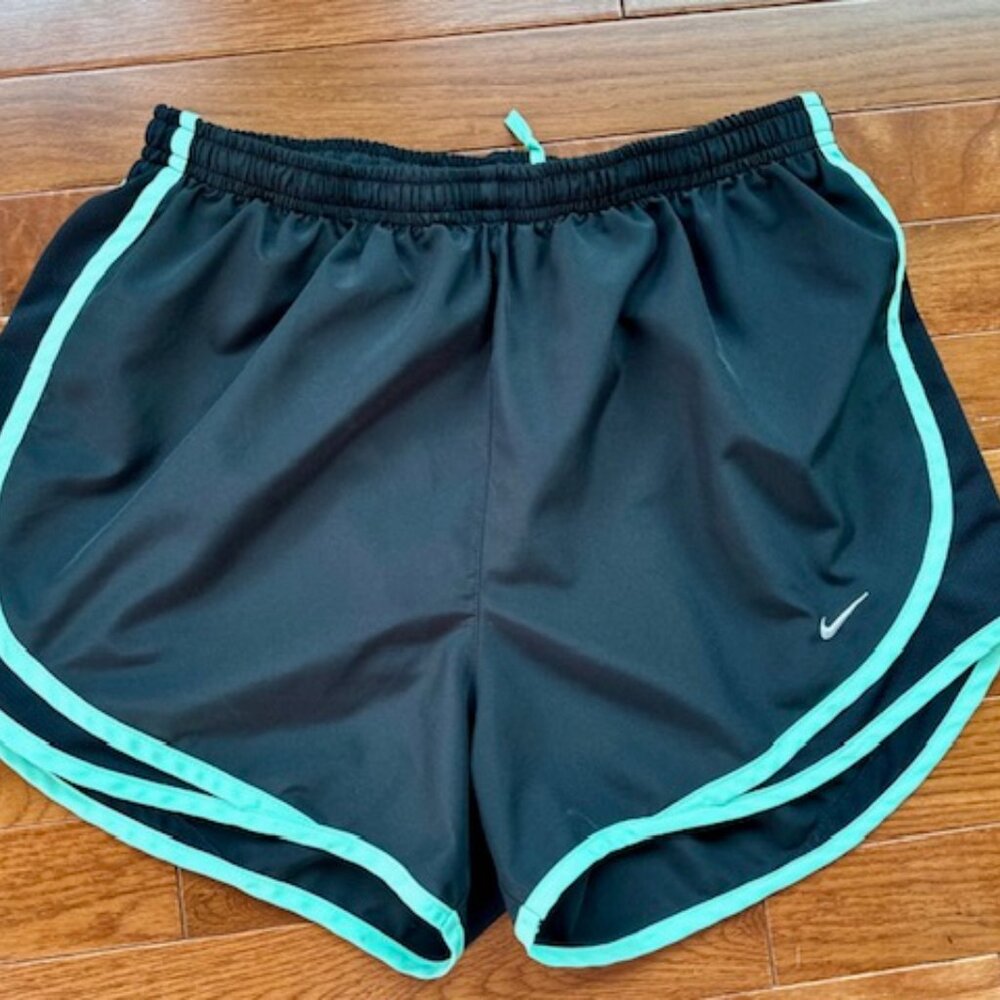 NIKE Women’s Dry Fit Running Shorts Size Medium Black/Green